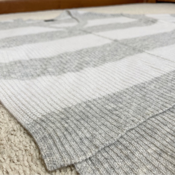 LINE Knitwear 100% Cashmere Striped V-neck Sweater With Split Hem - Picture 7 of 14